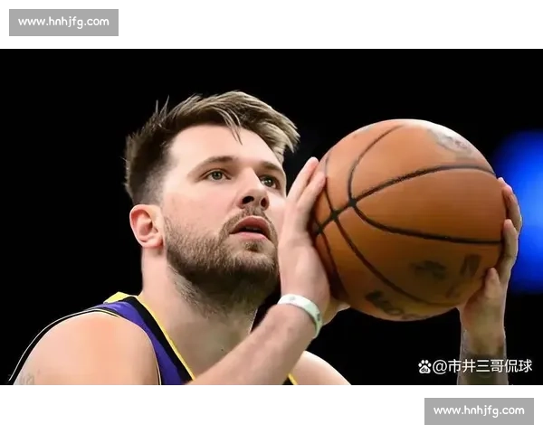 东契奇的假动作:能把防守人晃出 “后遗症” 东契奇的假动作:能把防守人晃出 “后遗症”