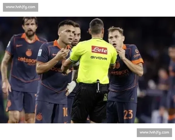 回看那不勒斯争议点球:VAR 沉默下的意甲变局 回看那不勒斯争议点球:VAR 沉默下的意甲变局
